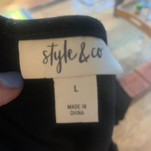 Woman black top - Picture 4 of 4